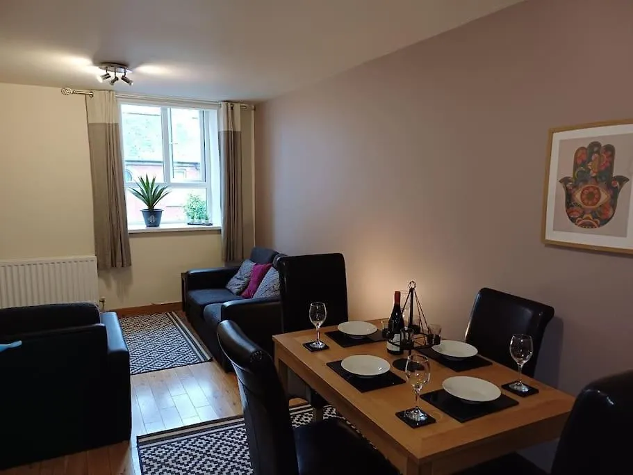 Cental Retreat - 2 Bedroom Apartment بلفاست